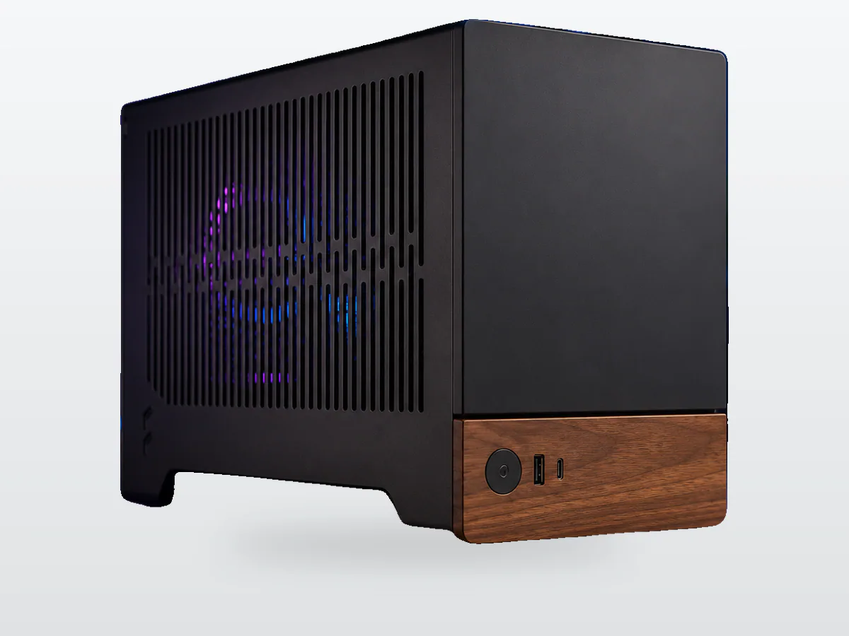 PC Gaming RTX 5070 Ryzen 7 9700X 16GB DDR5 SSD 1TB BROSS TINY TERRA