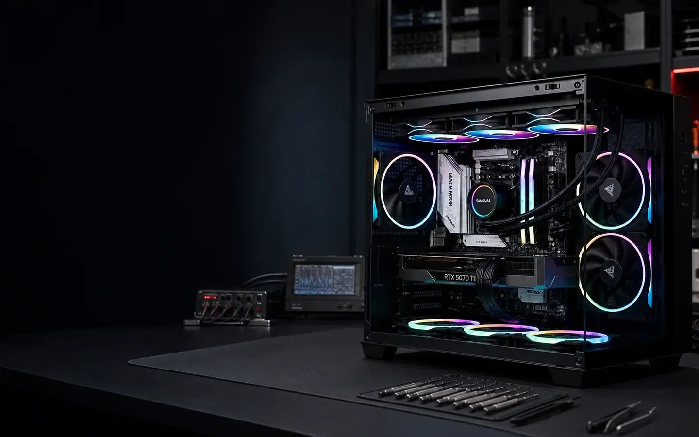 PC Gaming BROSS TITAN RTX 5070 Ti in ambientazione tecnica di laboratorio