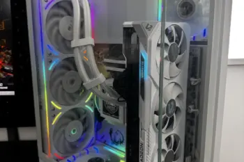 BROSS EVEREST X3D bianco con Ryzen 7 9800X3D e Radeon RX 9070 XT, vista laterale reale