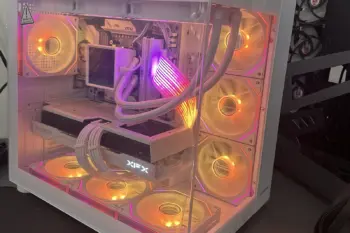 PC gaming bianco Cougar FV150 con XFX Radeon RX 9070 XT, AIO LCD e illuminazione ARGB