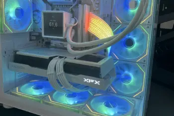 Interno PC gaming bianco con XFX Radeon RX 9070 XT 16GB, scheda madre MSI e ventole ARGB