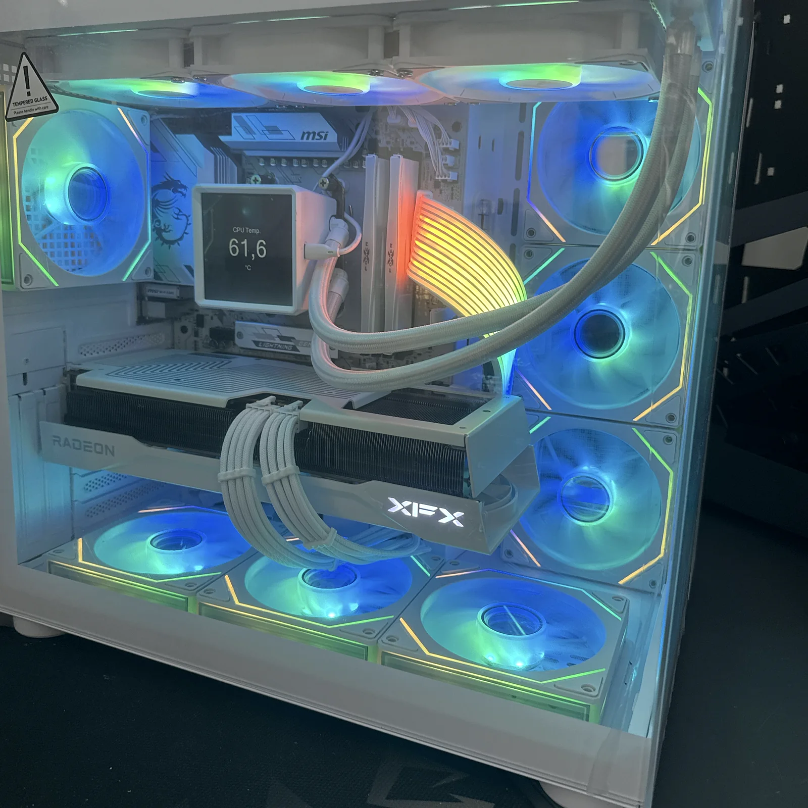 BROSS ZENITH WHITE X3D – interno RX 9070 XT e Ryzen 9 9950X3D