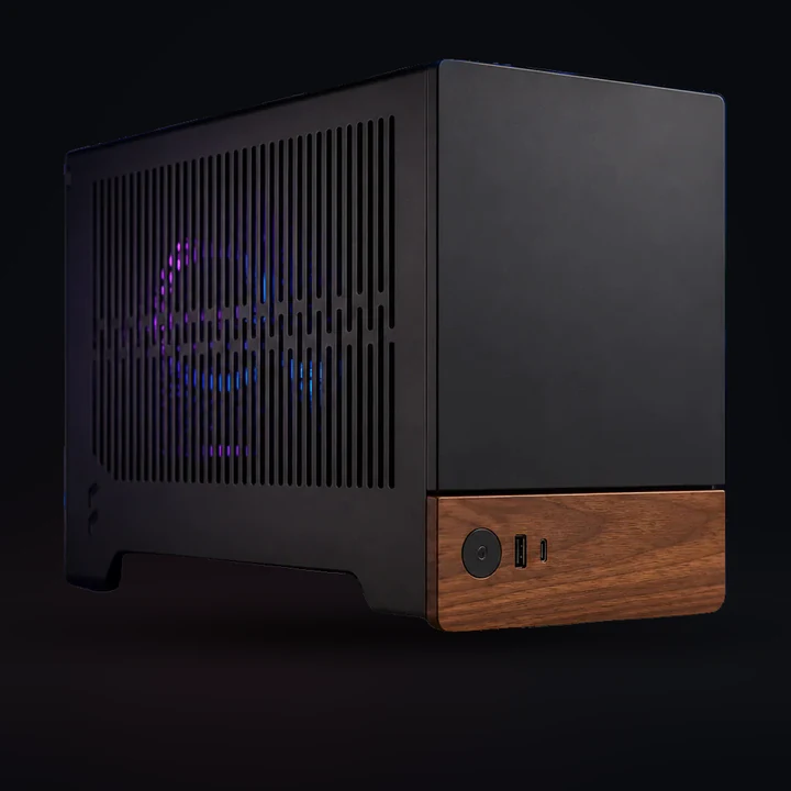 PC Gaming RTX 5070 Ryzen 7 9700X 16GB DDR5 SSD 1TB BROSS TINY TERRA