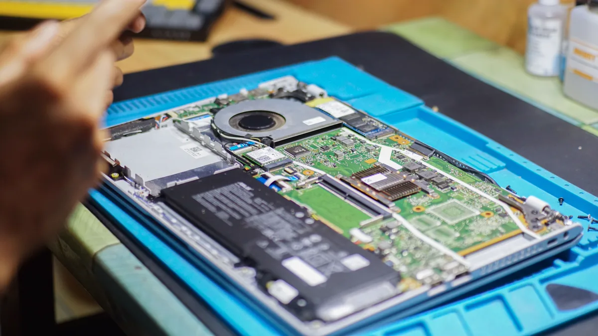 Notebook aperto con sistema di raffreddamento visibile